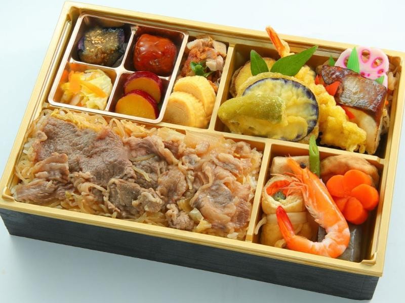 鹿児島産黒毛和牛のすき焼きと季節の天ぷら折詰御膳（NO．149）