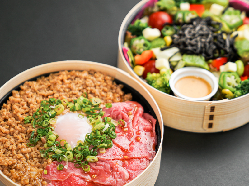 よくばり2種炙りユッケと鶏そぼろ丼