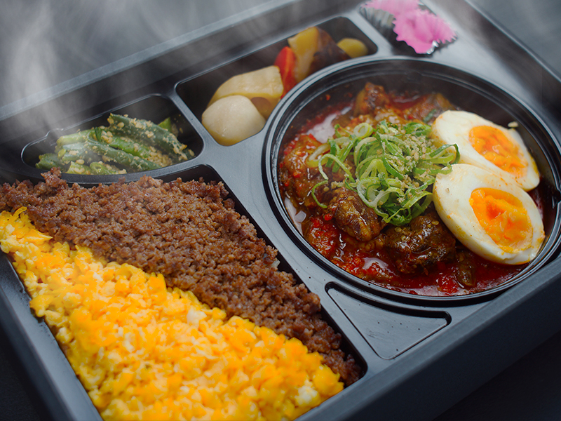 【温まる】自家製そぼろご飯と牛すじ煮込み弁当