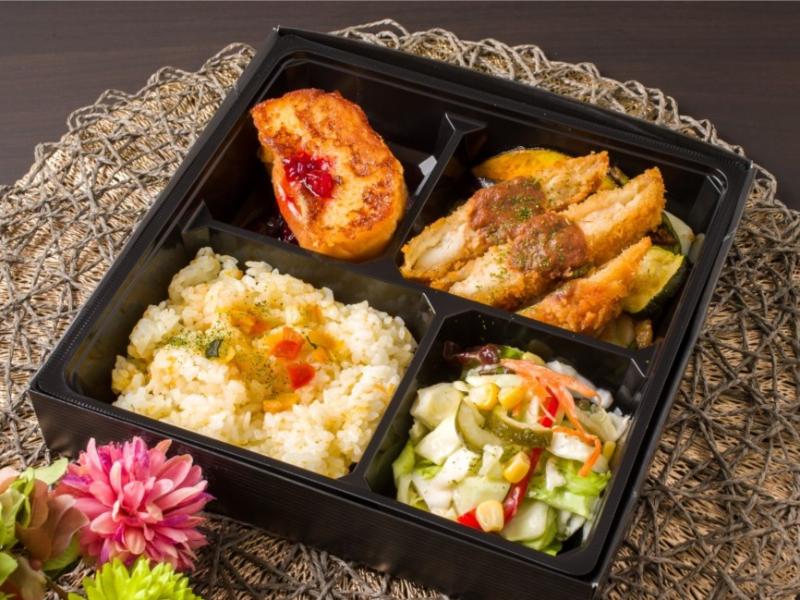 デミソースチキンカツ＆フレンチトースト弁当