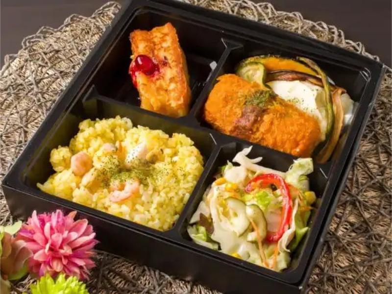 カニクリームコロッケと魚介のパエリア＆フレンチトースト弁当