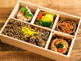 ジューシー牛カルビと自家製そぼろ丼弁当