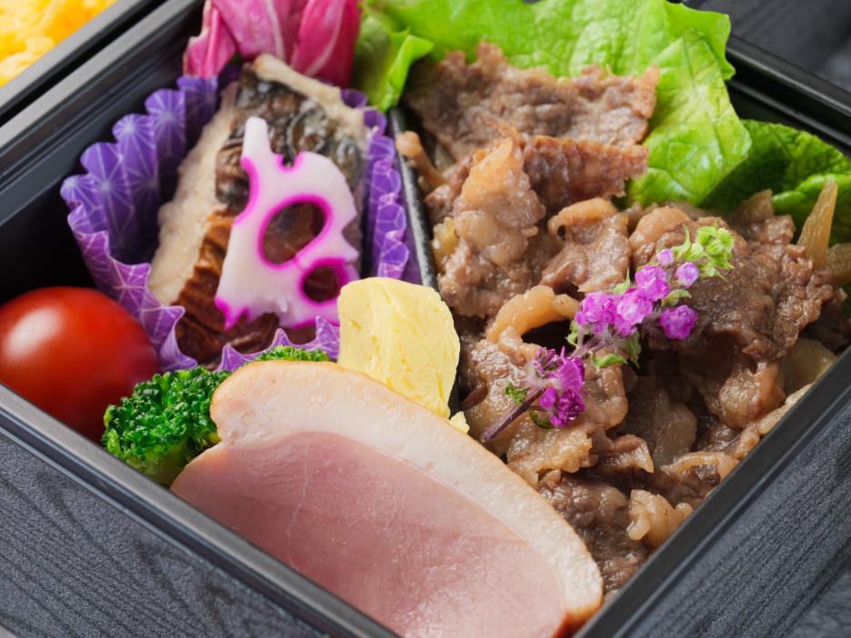 肉そぼろ重と和牛すき焼きの三段弁当