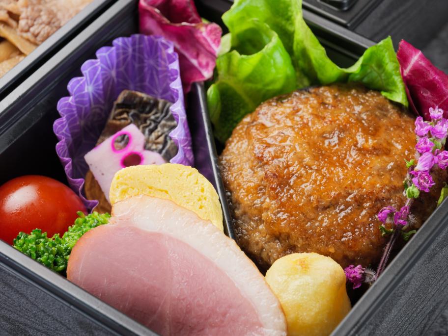 厳選和牛すき焼き重と和牛ハンバーグの三段弁当