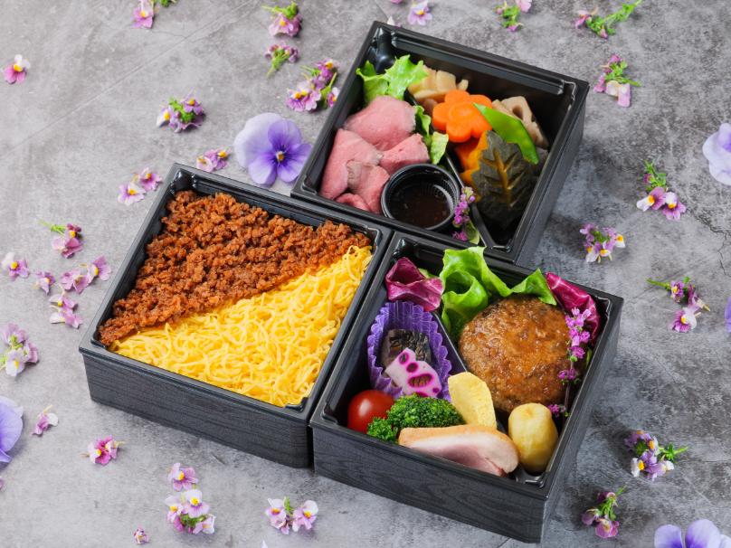 【お弁当デリ特別価格】肉そぼろ重と和牛ハンバーグの三段弁当