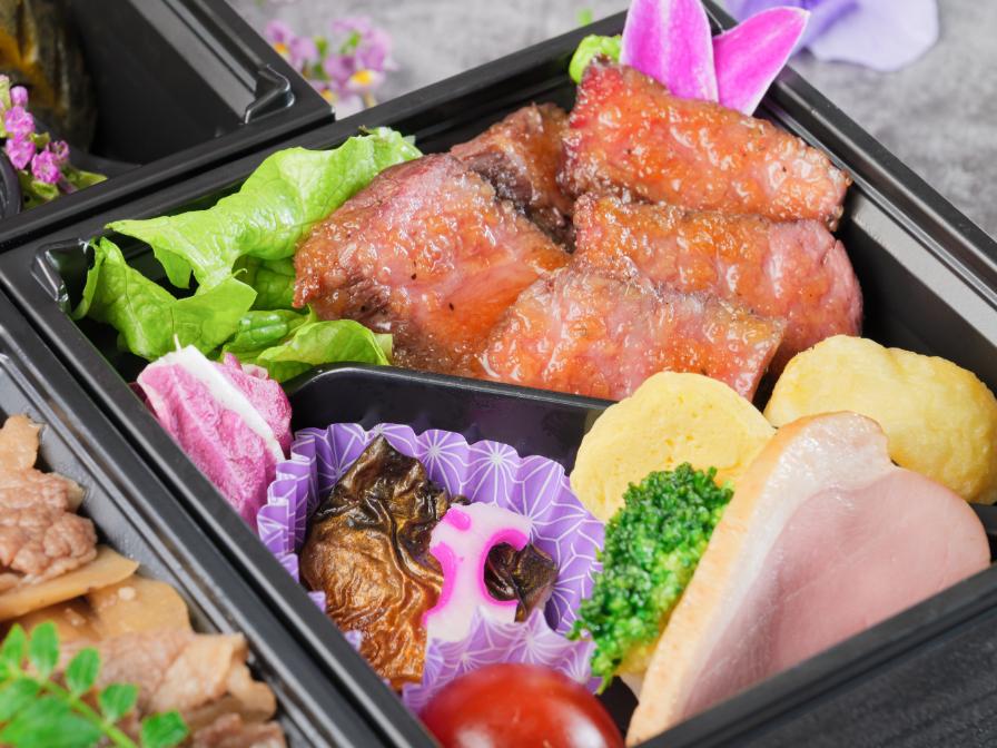 和牛すき焼重と黒毛牛のステーキの三段弁当