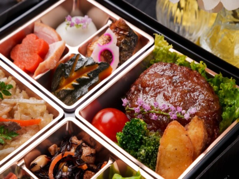 藤（ふじ）〜出汁にこだわった鶏五目と特製和風ソースの黒毛和牛ハンバーグ御膳〜