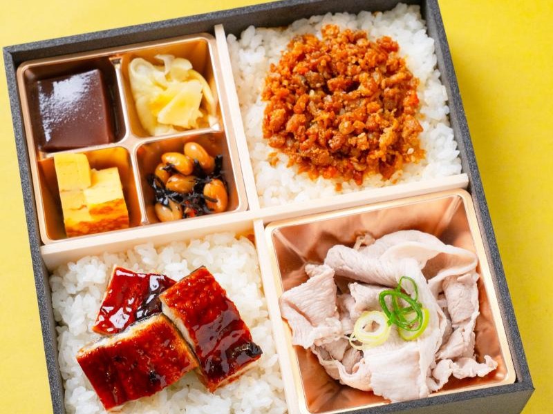 鰻・鶏そぼろ・豚しゃぶのトリプルメイン弁当