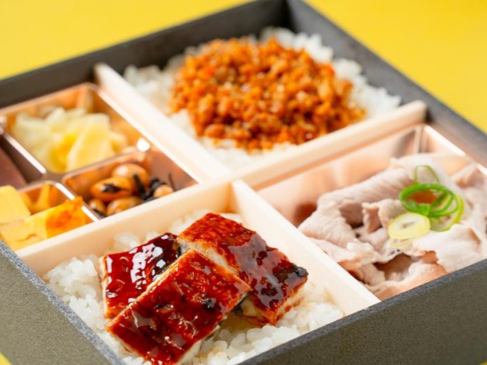 鰻・鶏そぼろ・豚しゃぶのトリプルメイン弁当