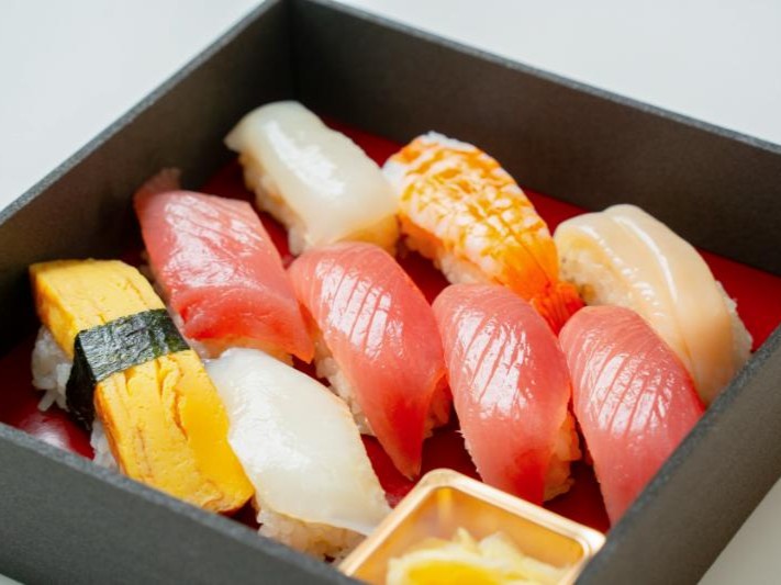 鮪いっぱい盛り込み握り