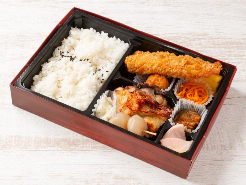 おもてなし幕の内鶏塩こうじ焼きとエビフライ