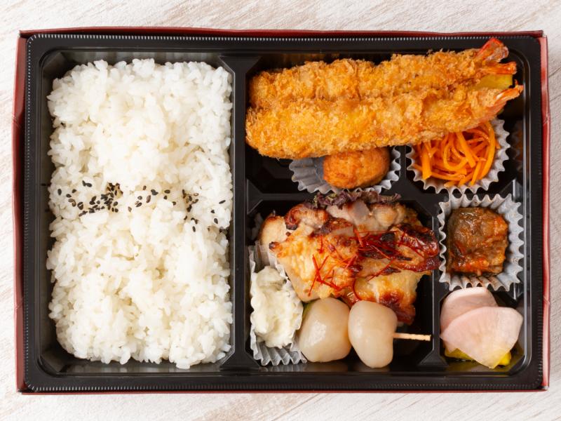 おもてなし幕の内鶏塩こうじ焼きとエビフライ