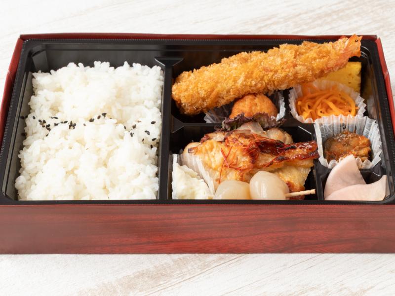 おもてなし幕の内鶏塩こうじ焼きとエビフライ