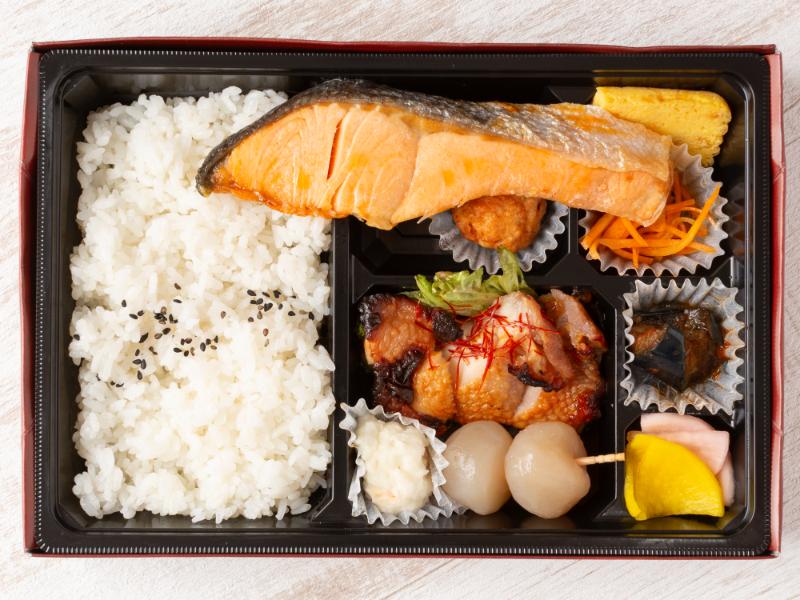 おもてなし幕の内鶏西京焼きと鮭