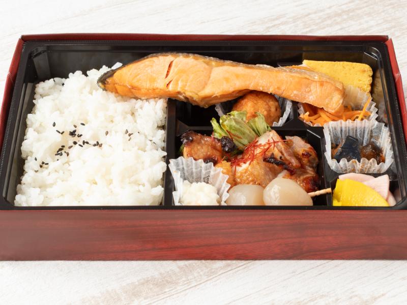 おもてなし幕の内鶏西京焼きと鮭