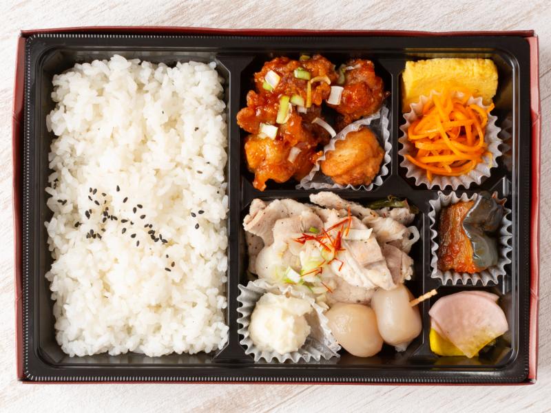 おもてなし幕の内豚カルビと鶏チリ