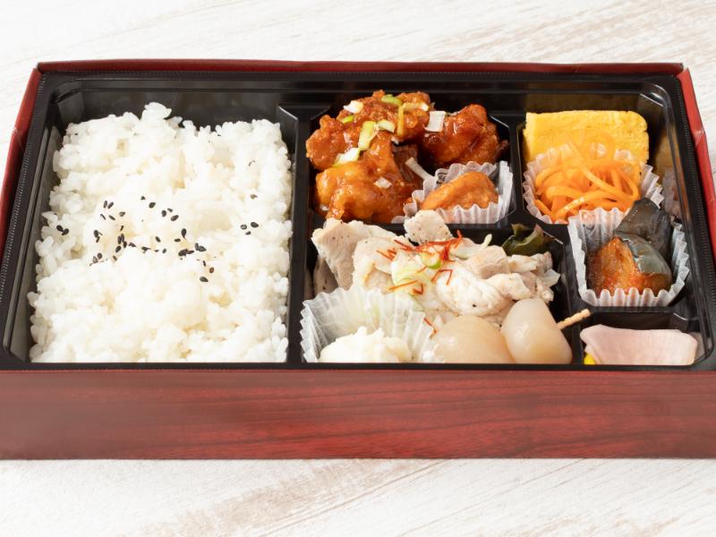 おもてなし幕の内豚カルビと鶏チリ