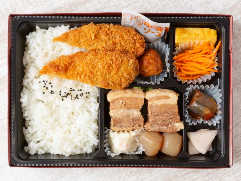 おもてなし幕の内　豚の角煮と白身フライ