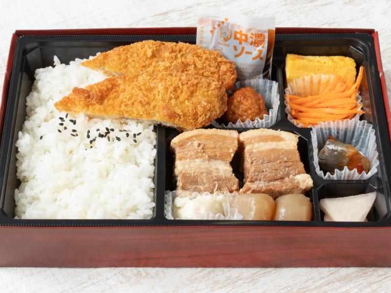 おもてなし幕の内　豚の角煮と白身フライ