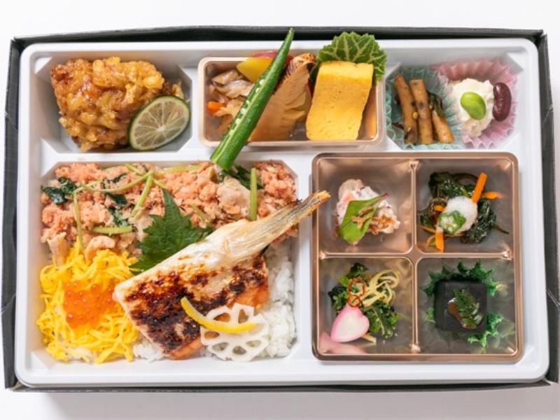 球磨川御膳 -二種の厳選鮭(ハラス西京焼き、そぼろ)親子飯-