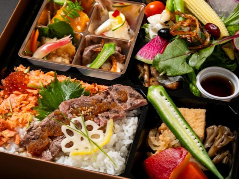 「彩」20品目のお野菜 鮭といくらの親子めしと厳選牛ステーキの二色重