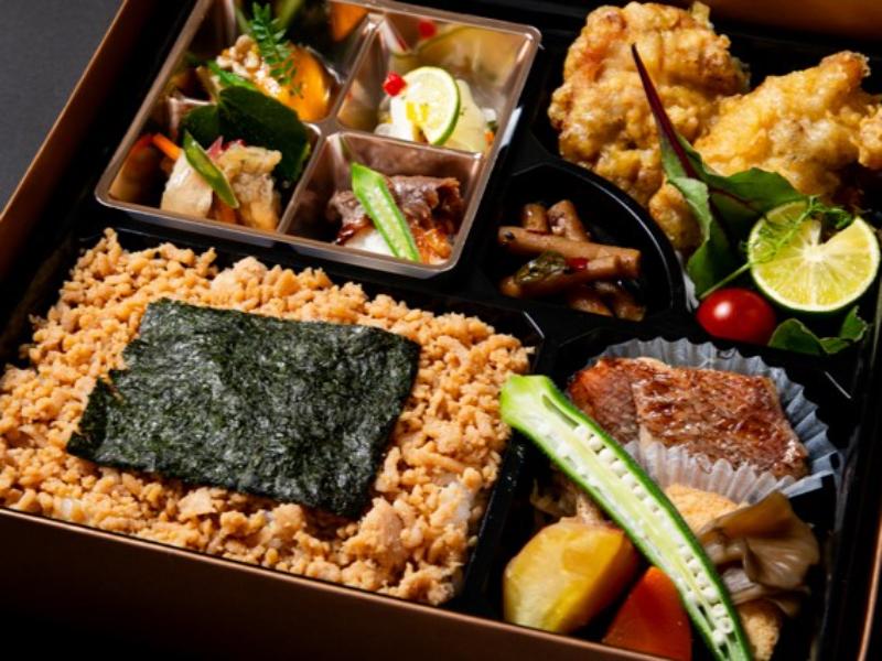鶏の柚子ごしょう天ぷらとそぼろのり弁の幕の内弁当