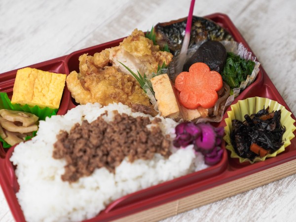 サバ塩ととり天のそぼろ弁当