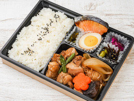 鶏すき焼きと鮭塩焼き弁当