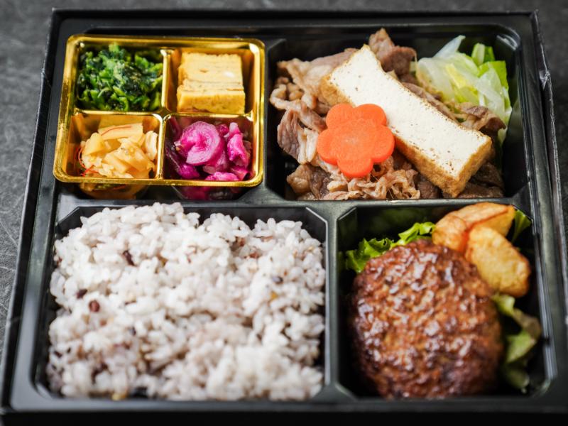 おろしハンバーグと牛すき焼きのお弁当