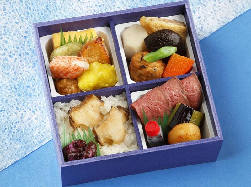 ローストビーフと鮑ごはんのお弁当（500ｍℓペット緑茶付き）【6月～8月】