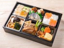 彩りモザイク寿司とすき焼きのおもてなし弁当