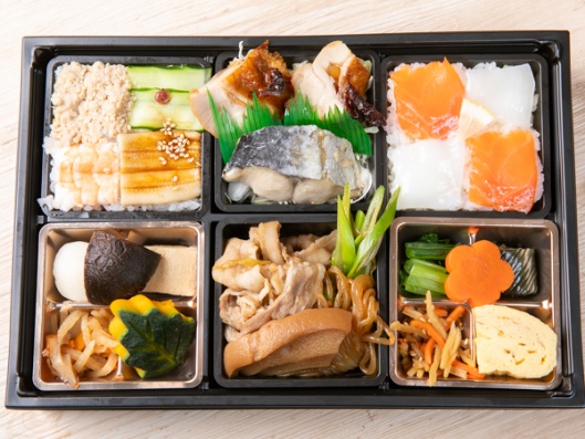 彩りモザイク寿司とすき焼きのおもてなし弁当