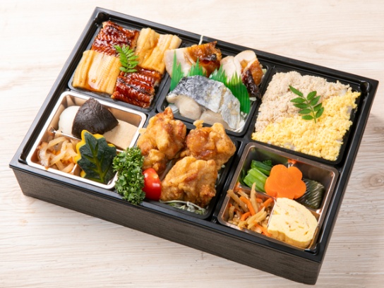 鰻と穴子の市松寿司と鶏の唐揚げの贅沢弁当