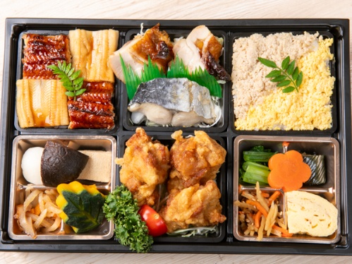 鰻と穴子の市松寿司と鶏の唐揚げの贅沢弁当