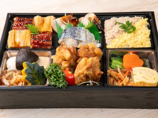 鰻と穴子の市松寿司と鶏の唐揚げの贅沢弁当