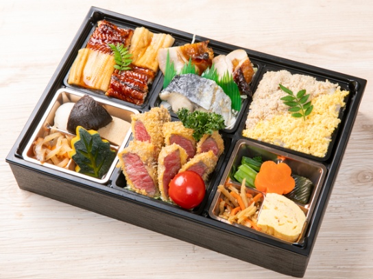鰻と穴子の市松寿司と牛カツの贅沢弁当