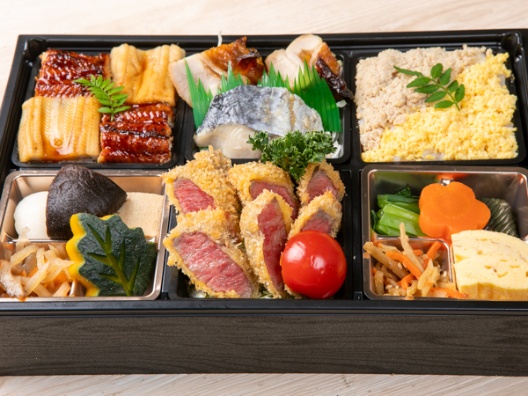 鰻と穴子の市松寿司と牛カツの贅沢弁当