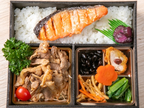 牛焼肉と鮭塩焼きのダブルメイン弁当