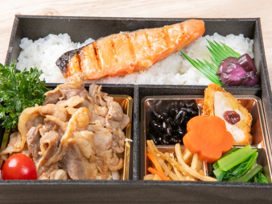 牛焼肉と鮭塩焼きのダブルメイン弁当