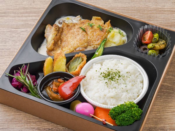 鶏もも肉のポワレ きのこと季節野菜の生クリームペッパーソース