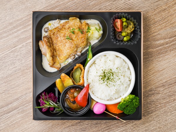 鶏もも肉のポワレ きのこと季節野菜の生クリームペッパーソース