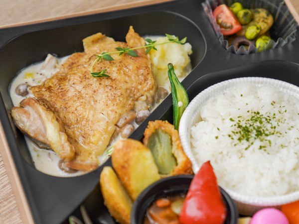 鶏もも肉のポワレ きのこと季節野菜の生クリームペッパーソース
