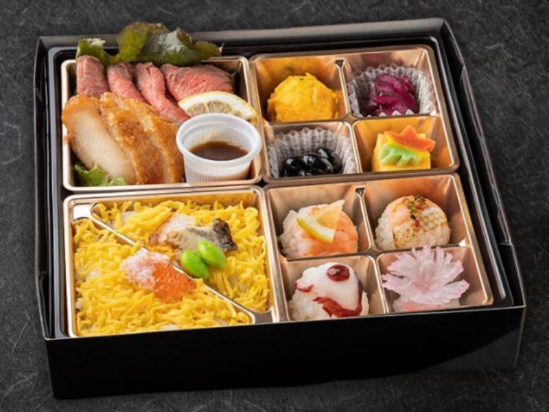 ローストビーフと照り焼きチキン 紅ずわい蟹と鰻ちらしの手鞠御膳