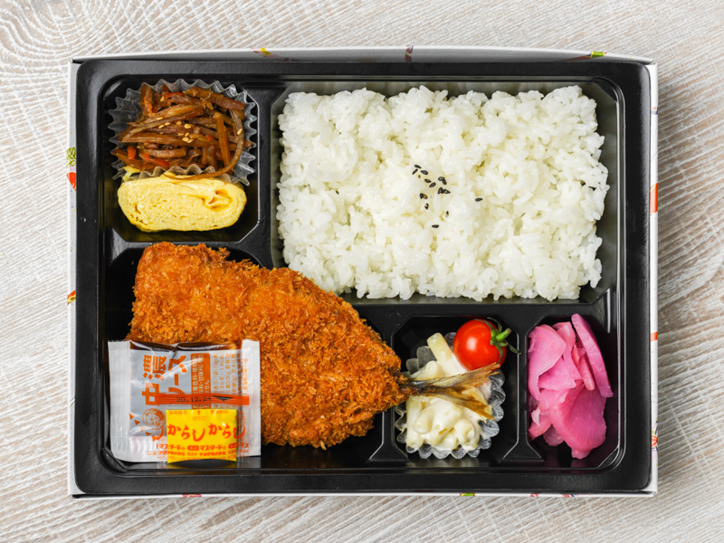 小町食堂の大判アジフライ弁当 700円 お弁当デリ お弁当の配達デリバリー