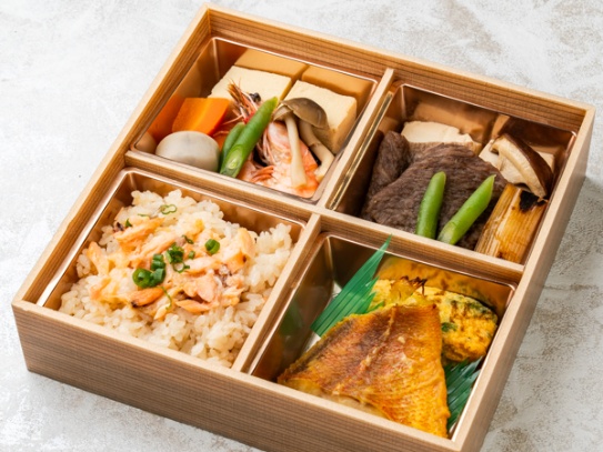 【500mlペット茶付き】特上鮭ハラコ飯とA5ランク和牛すき焼き弁当（アコウダイ西京焼き&煮物）