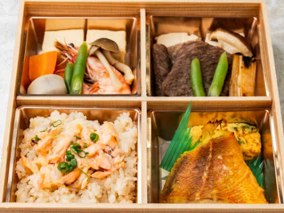 【500mlペット茶付き】特上鮭ハラコ飯とA5ランク和牛すき焼き弁当（アコウダイ西京焼き&煮物）