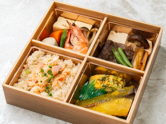 【500mlペット茶付き】特上鮭ハラコ飯とA5ランク和牛すき焼き弁当（銀ヒラス西京焼き&煮物）