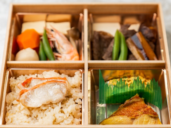 【500mlペット茶付き】特上金目鯛飯とA5ランク和牛すき焼き弁当（銀ヒラス西京焼き&煮物）