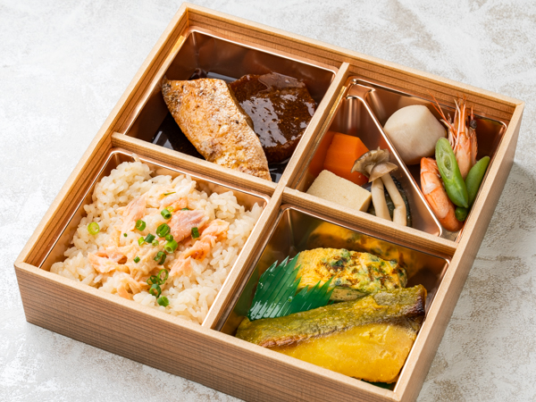 【500mlペット茶付き】鮭ハラコ飯とぶり大根弁当（銀ヒラス西京焼き&煮物）