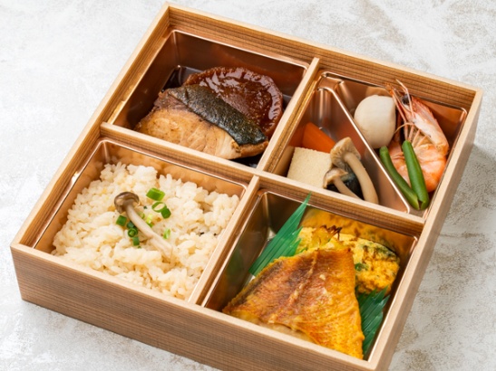 【500mlペット茶付き】炊き込みご飯とぶり大根弁当（アコウダイ西京焼き&煮物）